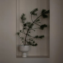 Load image into Gallery viewer, Cheltenham flower pot- White
